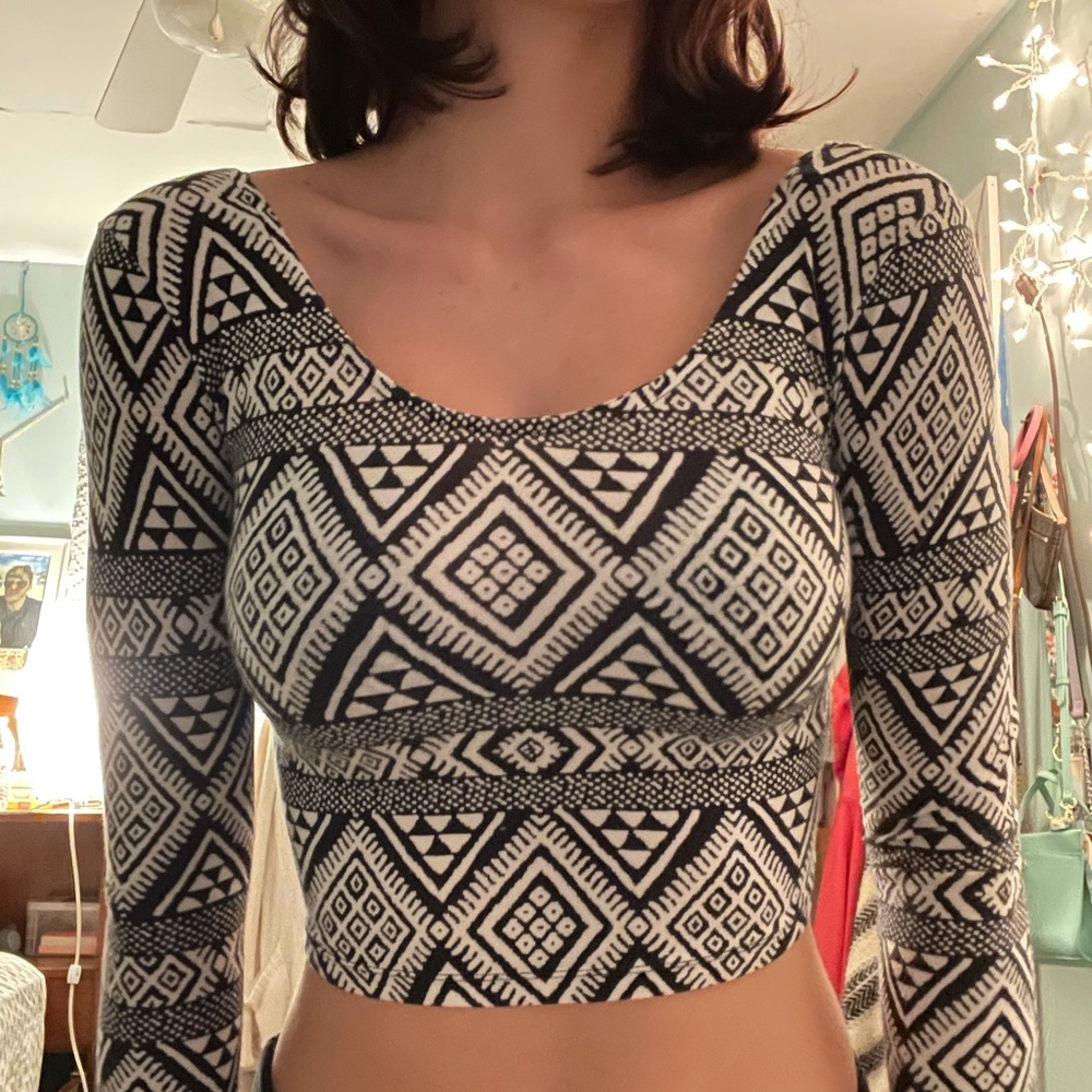 GARAGE CROP TOP 🤍🖤